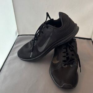 Nike Black Athletic Running Shoes Sleek Design‎ women’s size 7.5